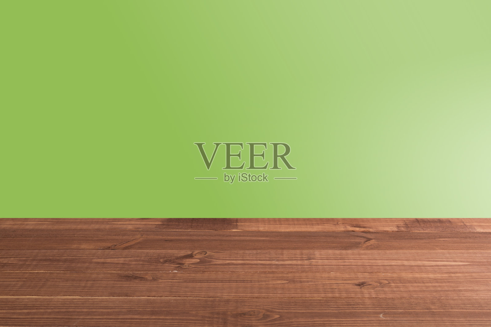 木板空桌子前面模糊的背景。透视棕色木材与模糊的多色背景照片摄影图片