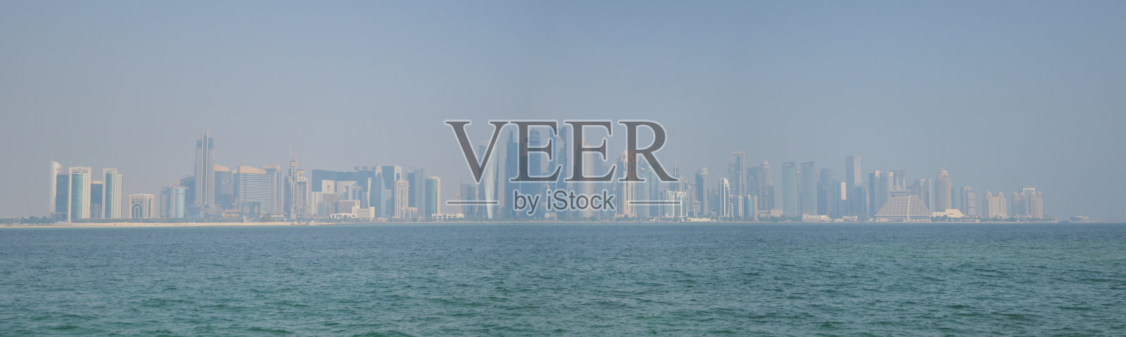 卡塔尔多哈珍珠港的港口和建筑照片摄影图片