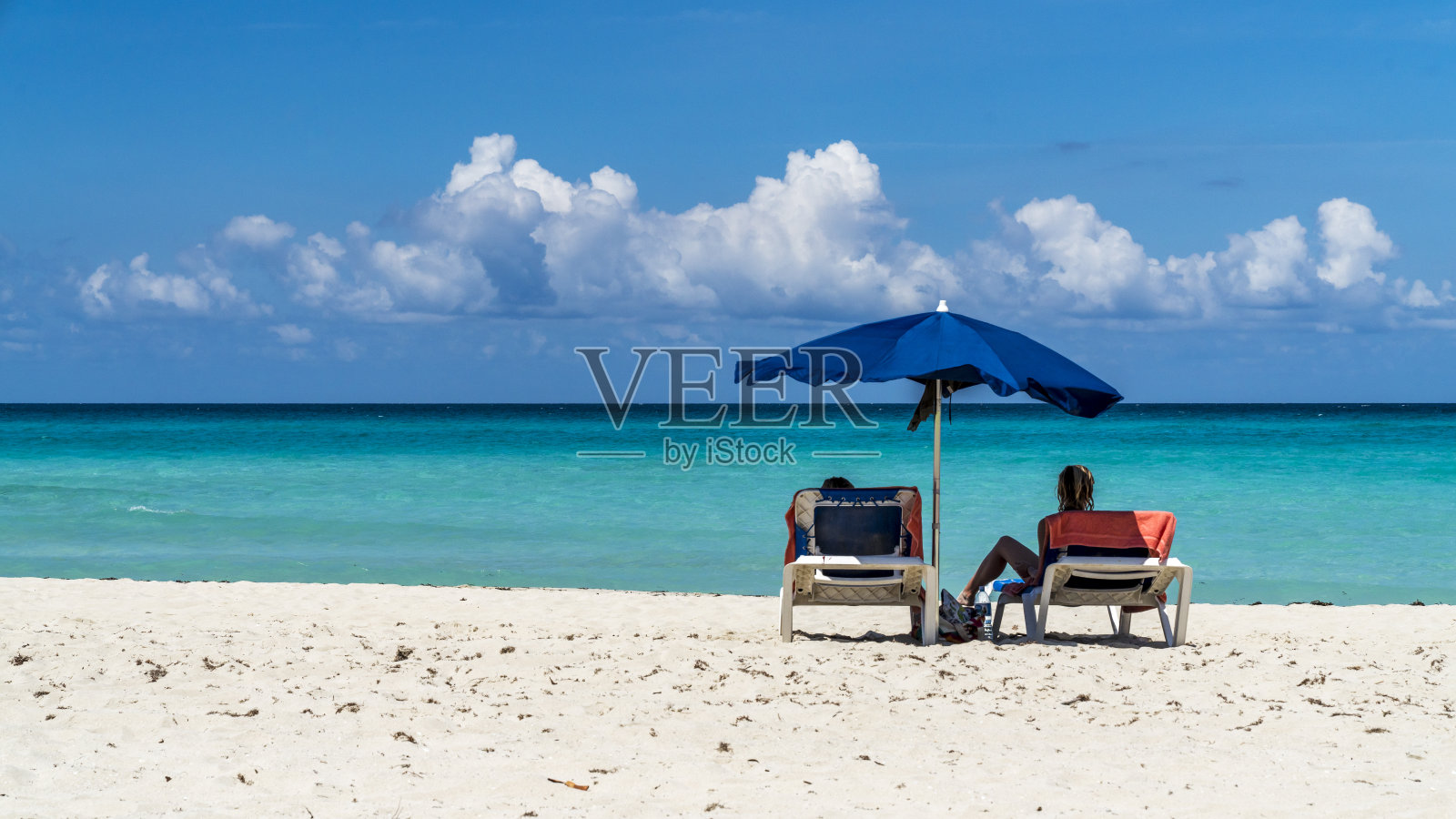 古巴巴拉德罗海滩：沙滩椅和阳伞，游客在古巴沙滩上照片摄影图片