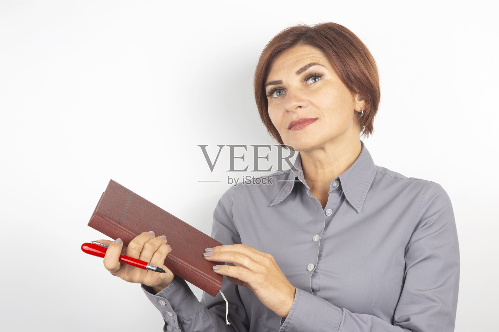 商务女，白色背景，红笔和笔记本照片摄影图片