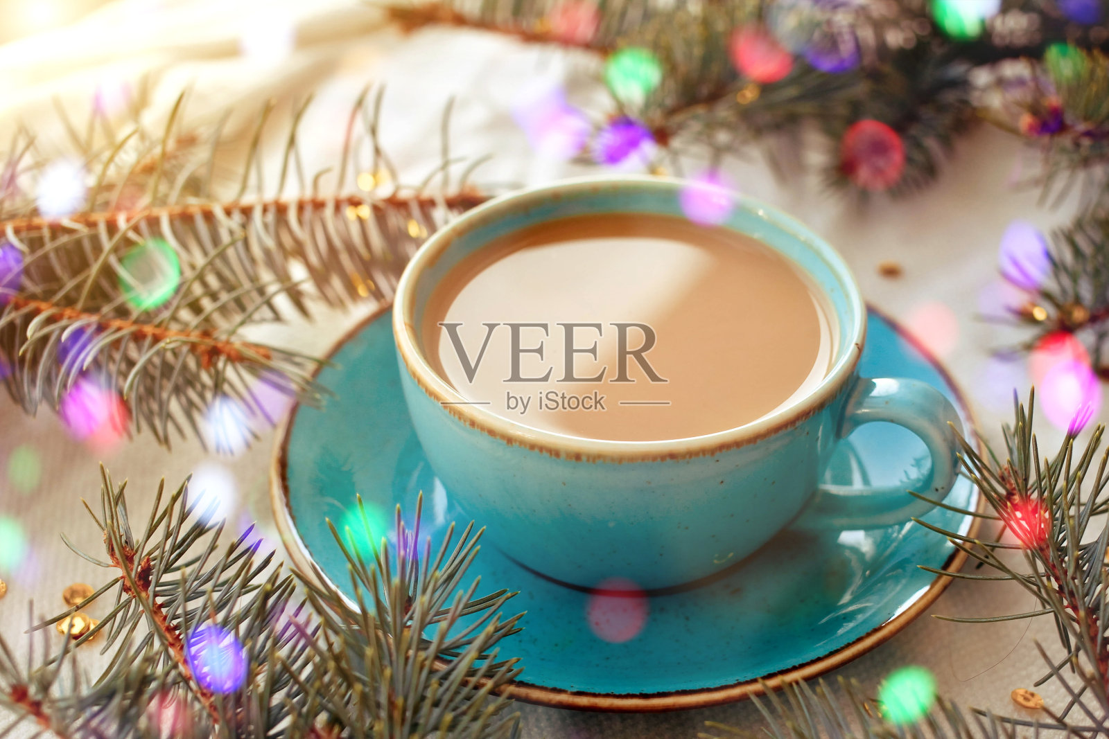 圣诞树旁的蓝色卡布奇诺杯照片摄影图片