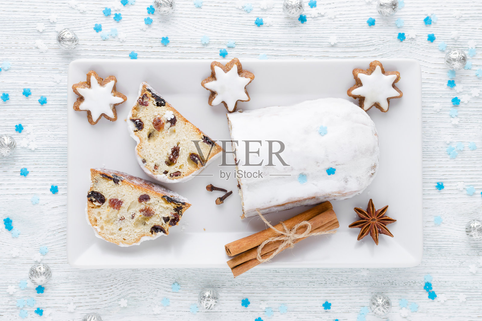 传统的德国圣诞蛋糕，带有饼干和装饰照片摄影图片