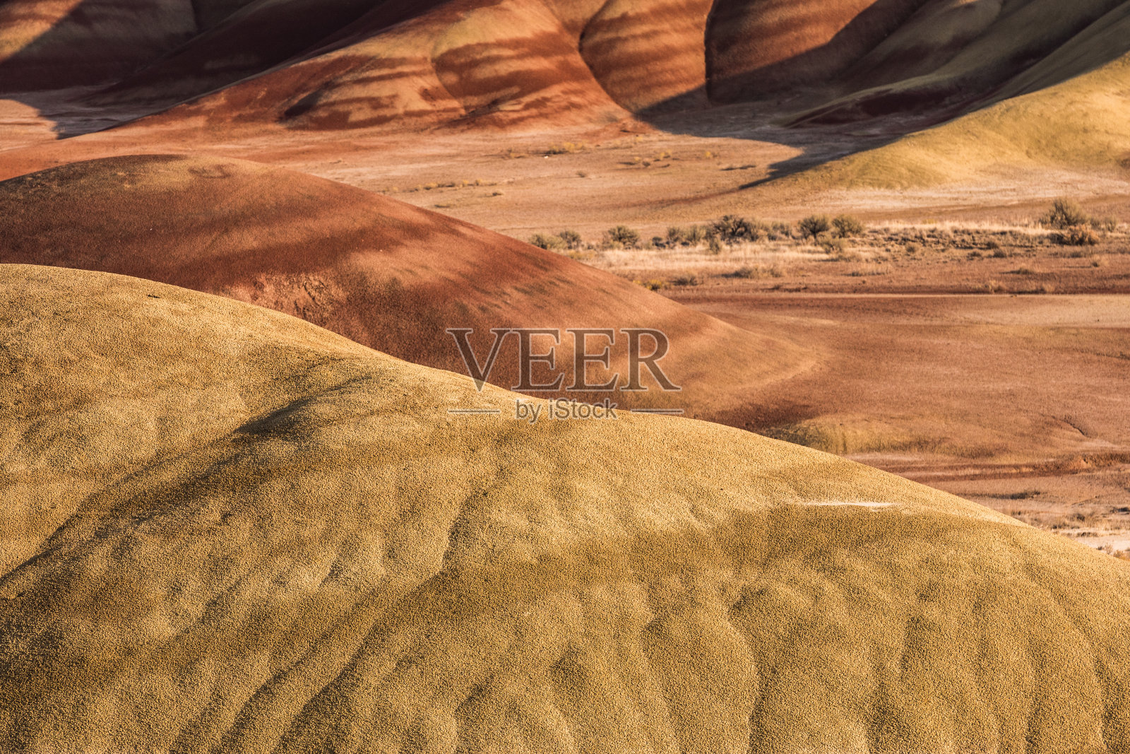描绘了干旱、波浪形和五彩斑斓的画山景观照片摄影图片