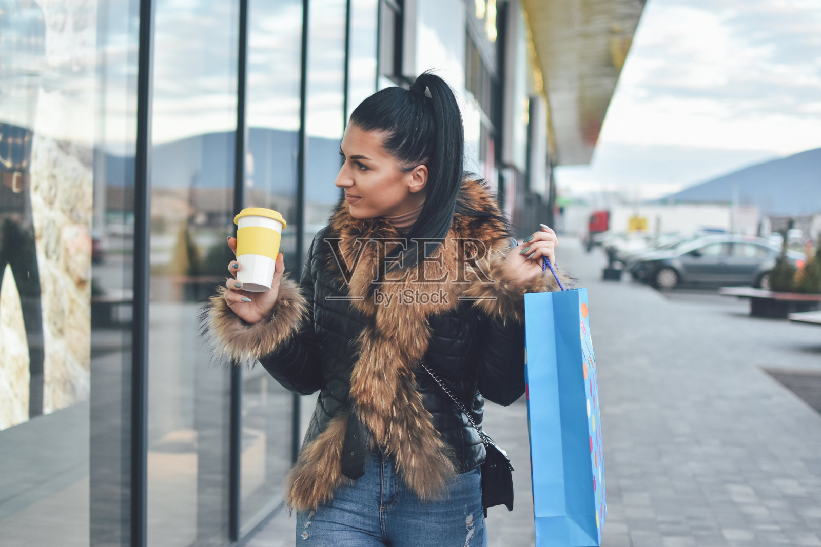 美丽的女人在冬天购物照片摄影图片