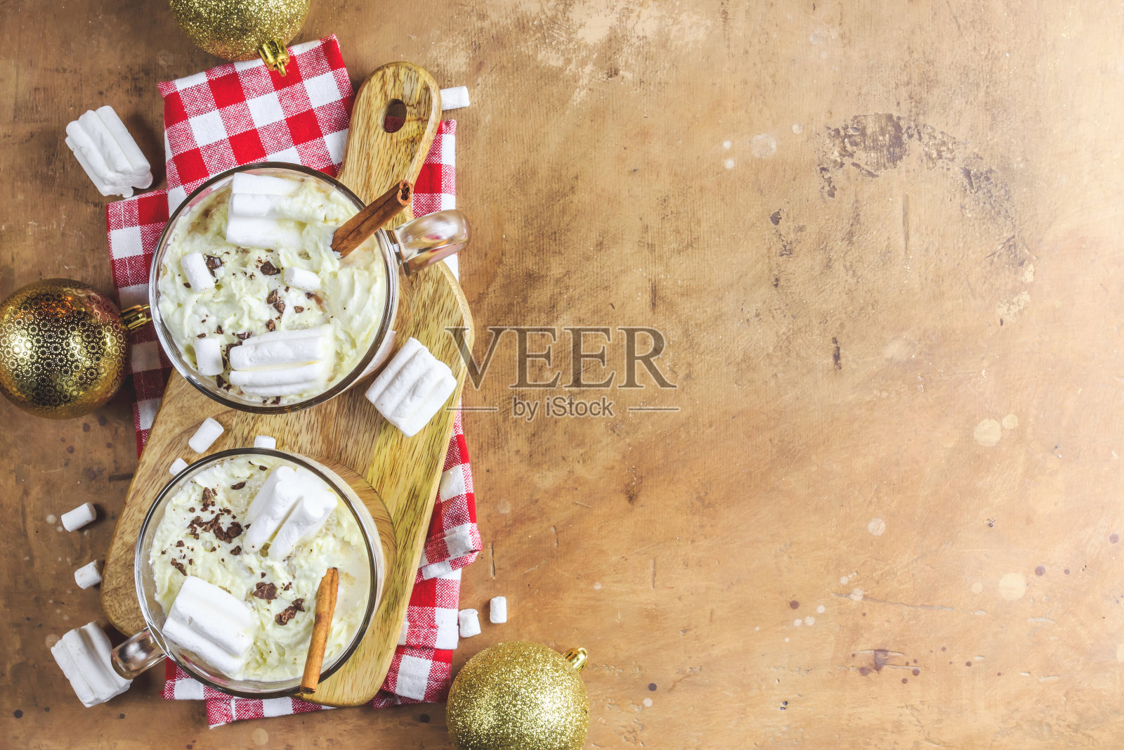 热巧克力，鲜奶油和棉花糖放在玻璃杯里的节日背景。平的。俯视图照片摄影图片