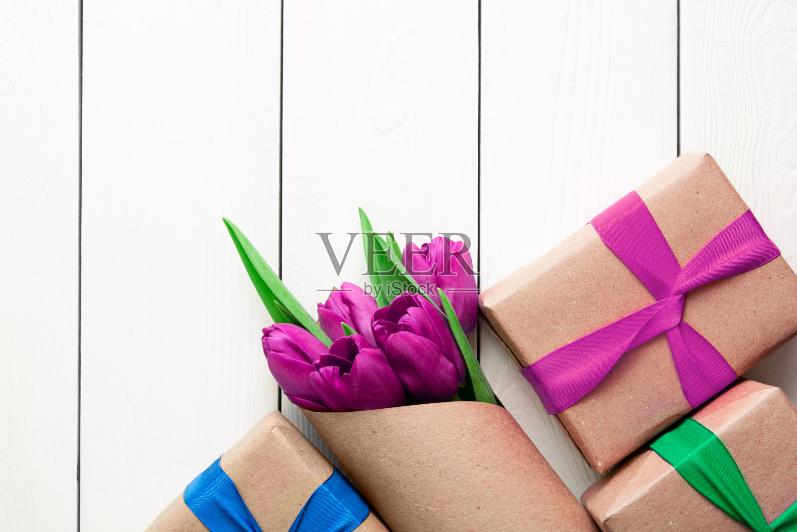 白色木质背景的鲜花浪漫礼盒照片摄影图片