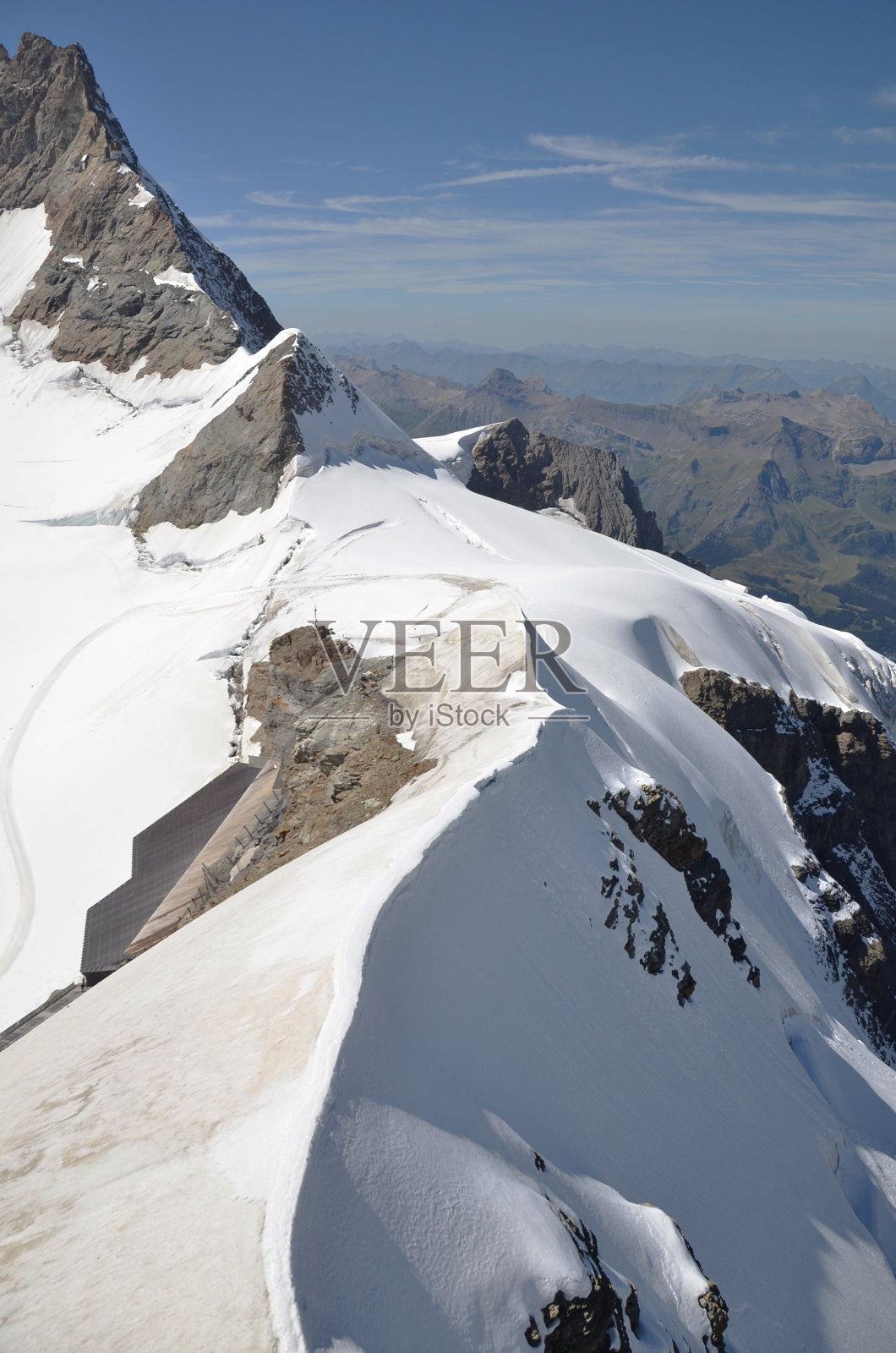 美丽的山峰和少女峰的雪山全景。照片摄影图片