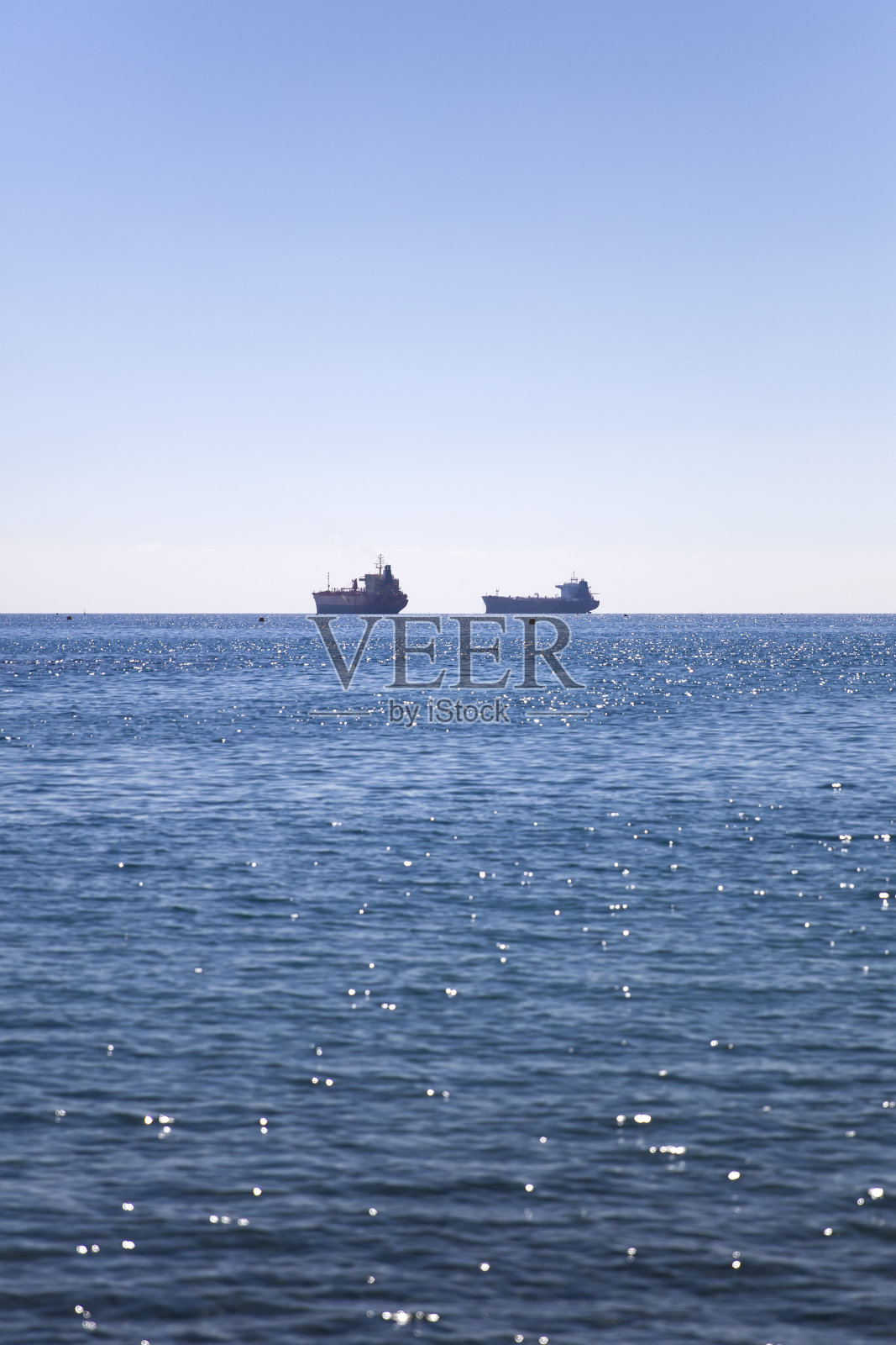 地平线上的货船照片摄影图片