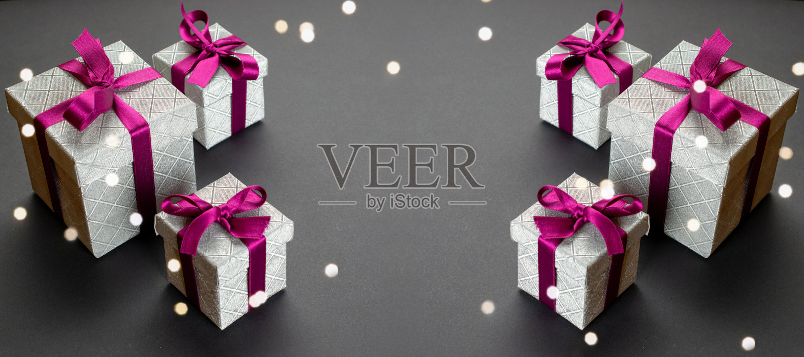 圣诞装饰。红色的圣诞礼物，白色的装饰物照片摄影图片