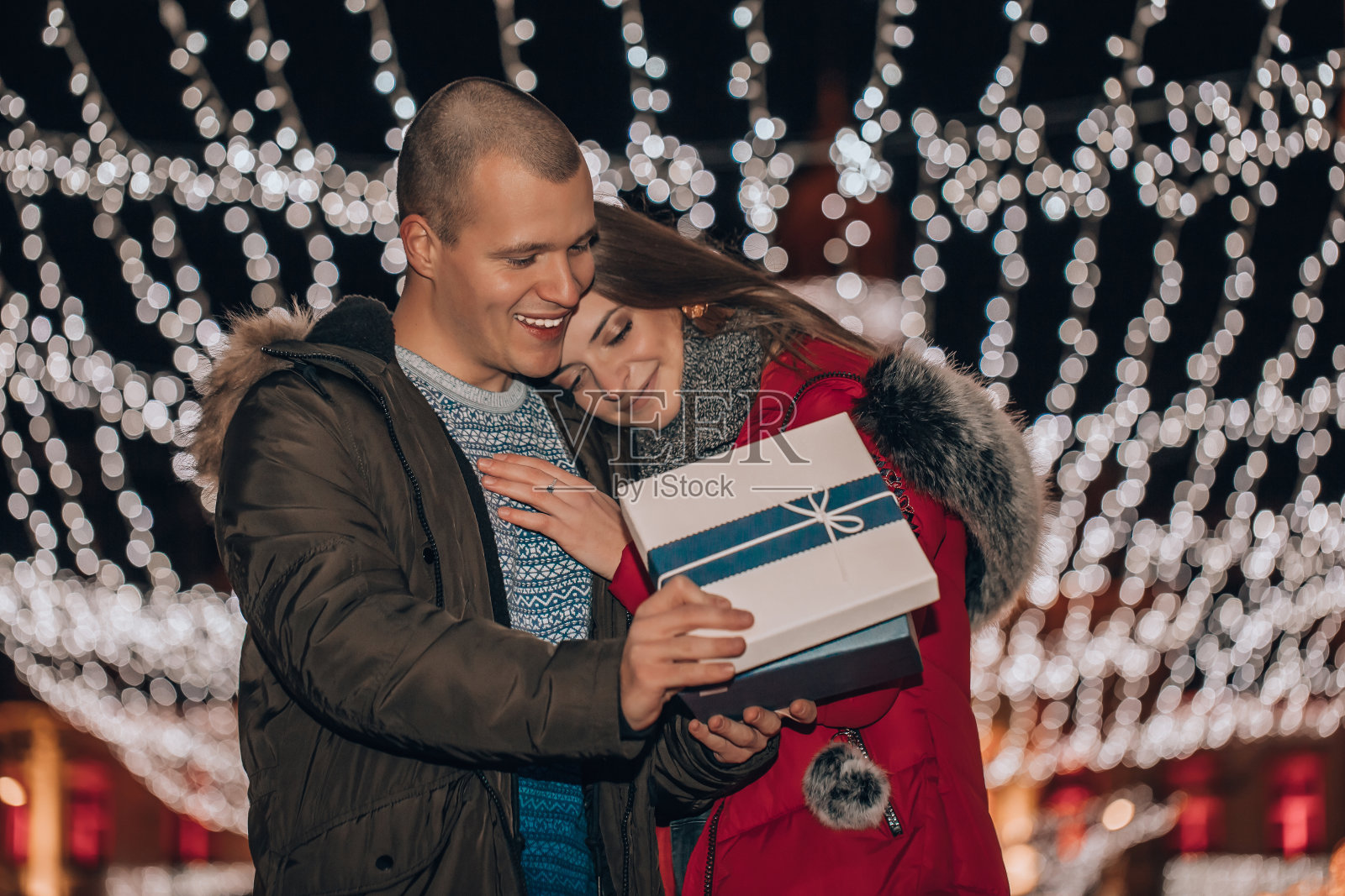 情人节的浪漫惊喜:一个男人从女朋友那里收到了一份礼物照片摄影图片