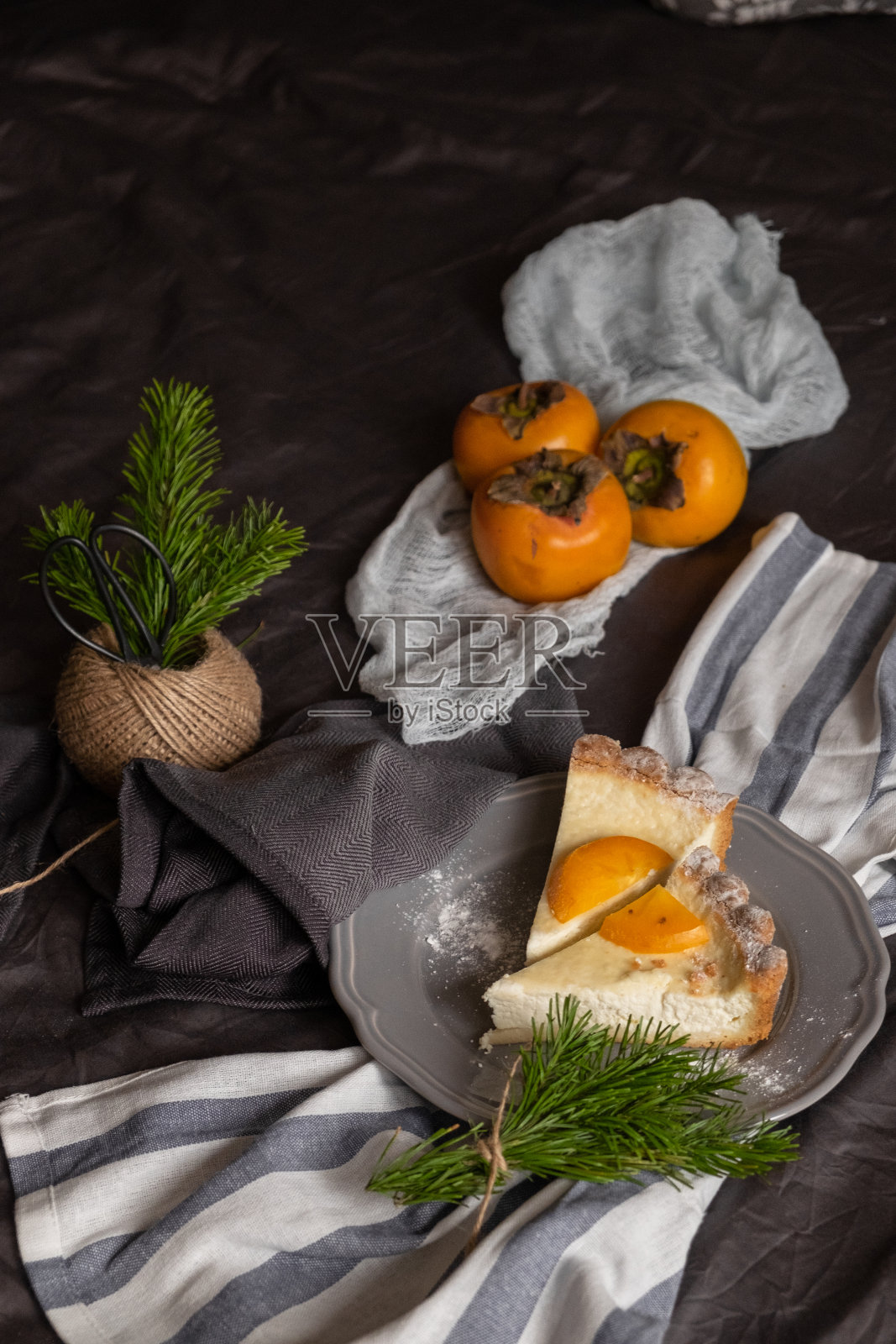 原来的柿子芝士蛋糕。灰色背景上漂亮的甜点。新年。圣诞节。万圣节的感恩节照片摄影图片