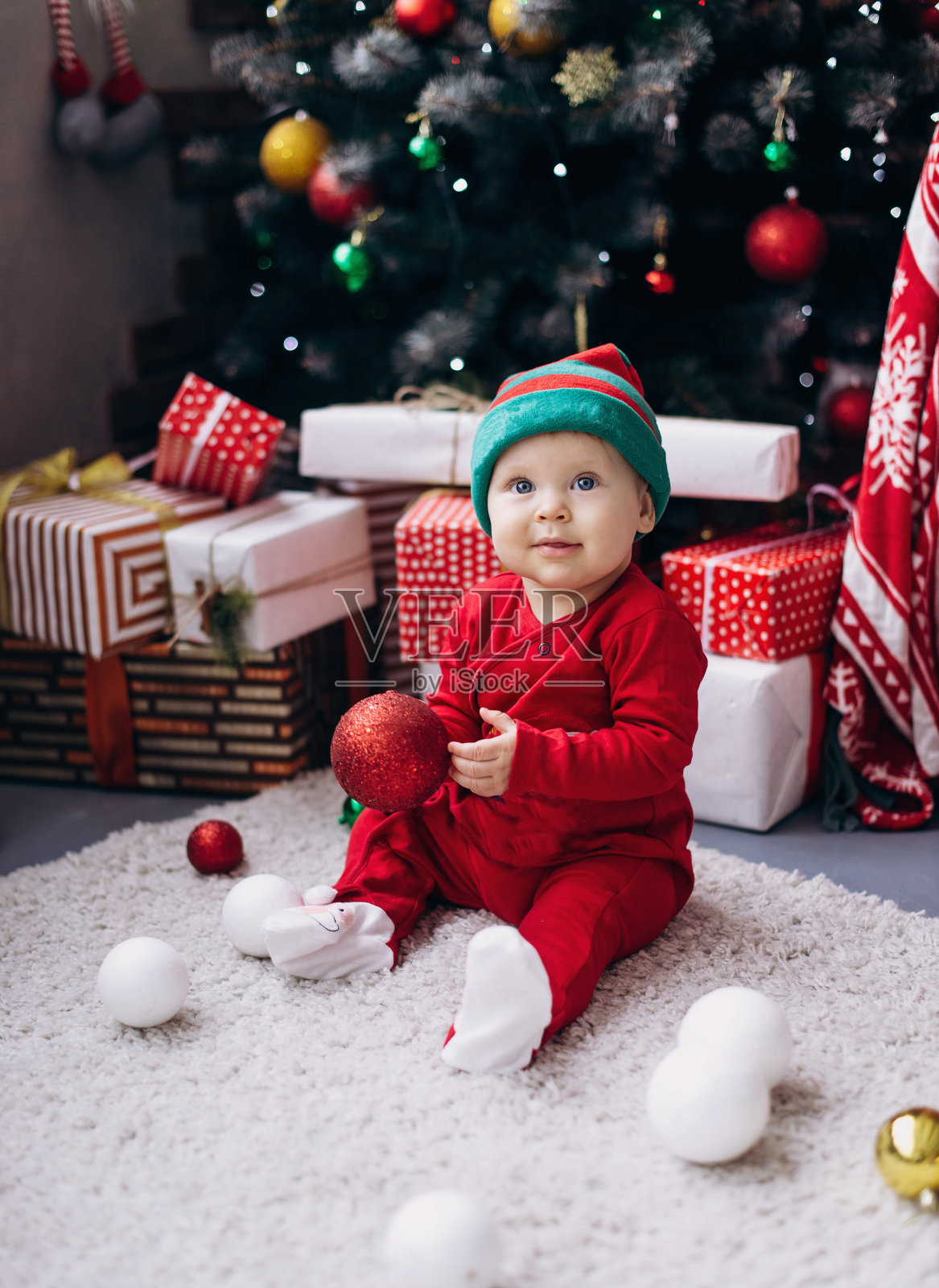 小圣诞男孩在家过圣诞节和新年照片摄影图片
