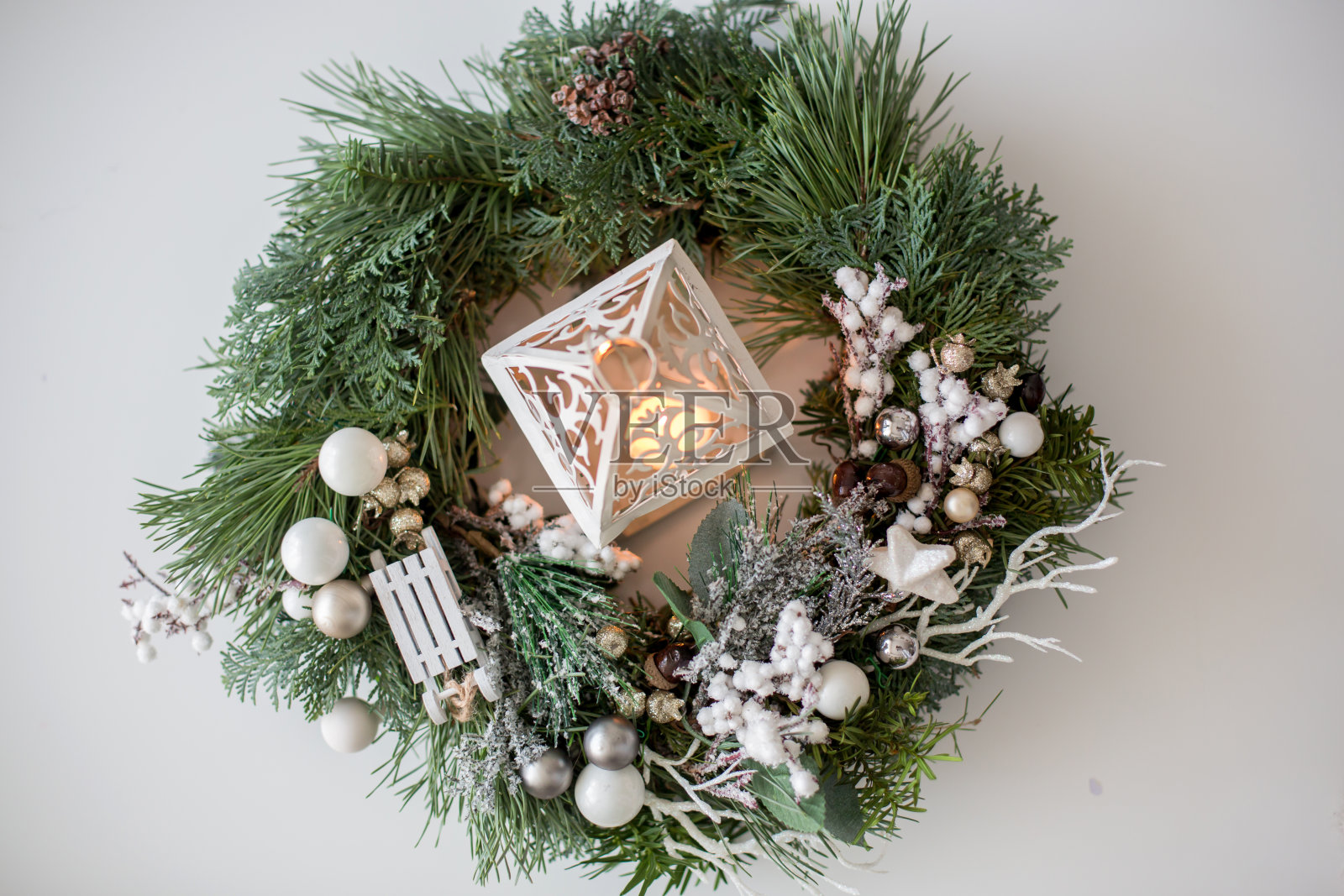 装饰精美的圣诞花环与白色装饰在桌子上照片摄影图片