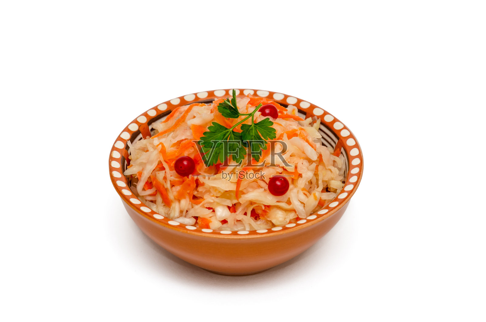 白底棕色粘土碗里自制酸菜配胡萝卜。自制的泡菜。发酵食品。特写镜头照片摄影图片