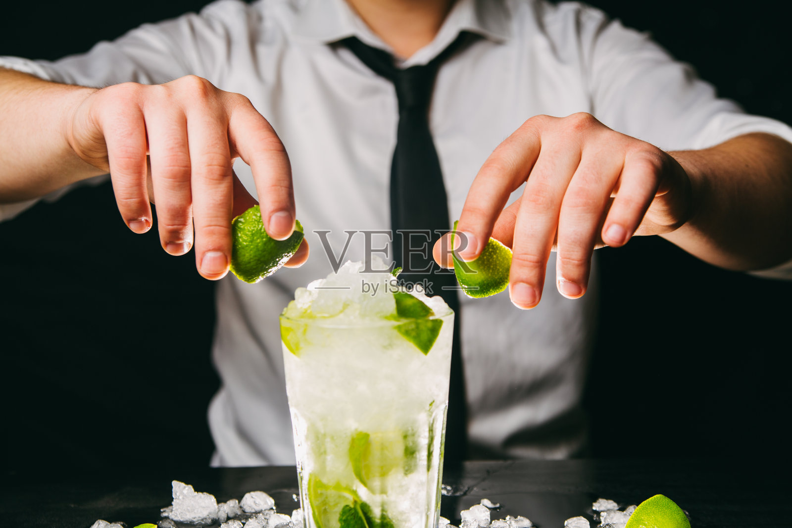 酒保调制莫吉托鸡尾酒照片摄影图片