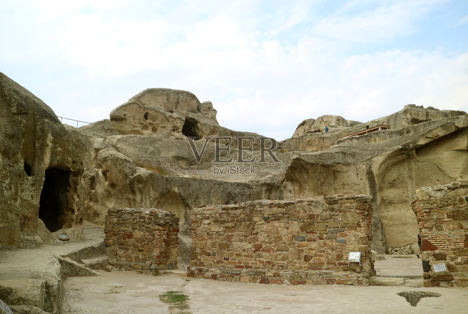 格鲁吉亚史达卡特里地区阿普里斯特克洞穴城市建筑群内的三中殿古代岩凿遗址照片摄影图片