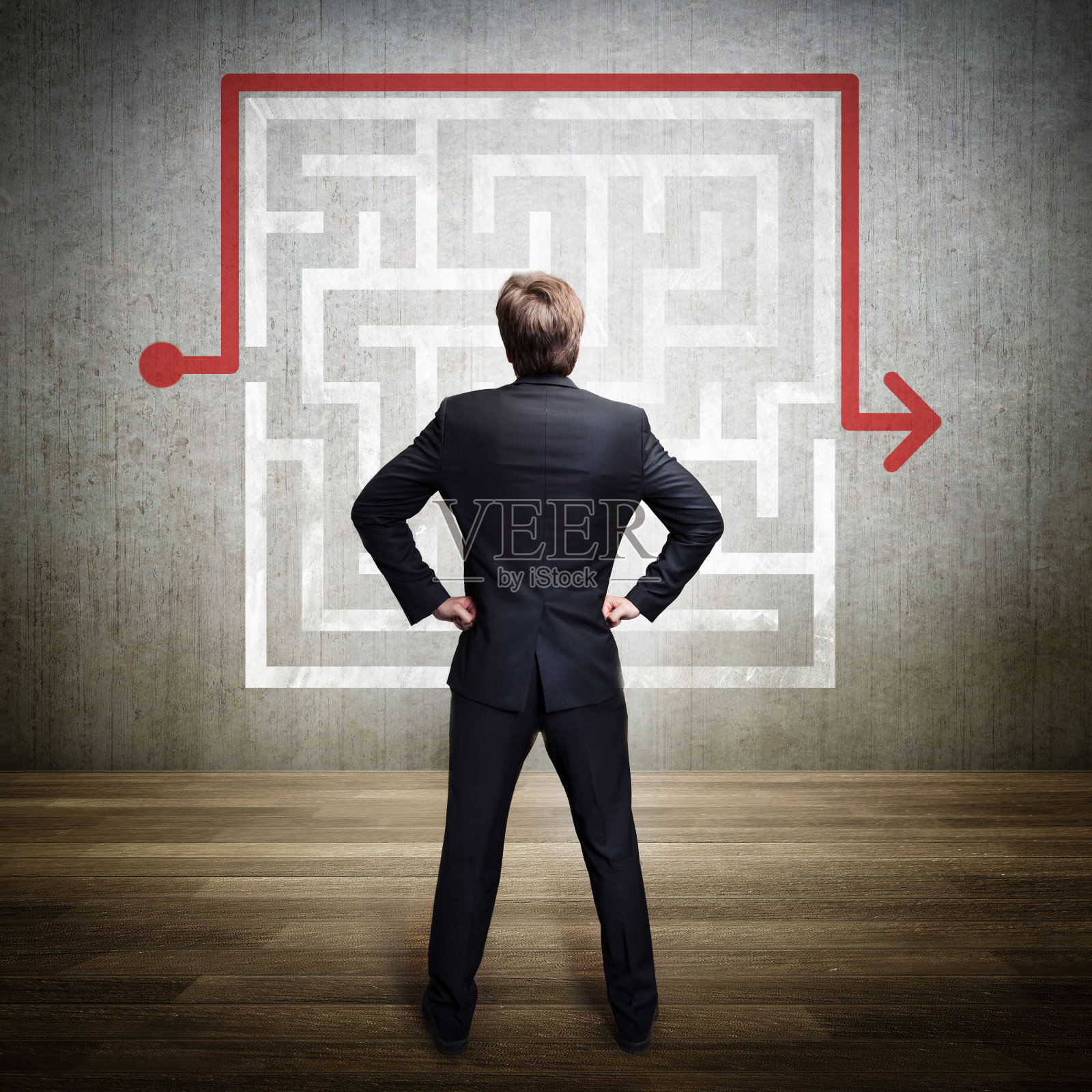 商人站在迷宫前，带着解决方案照片摄影图片