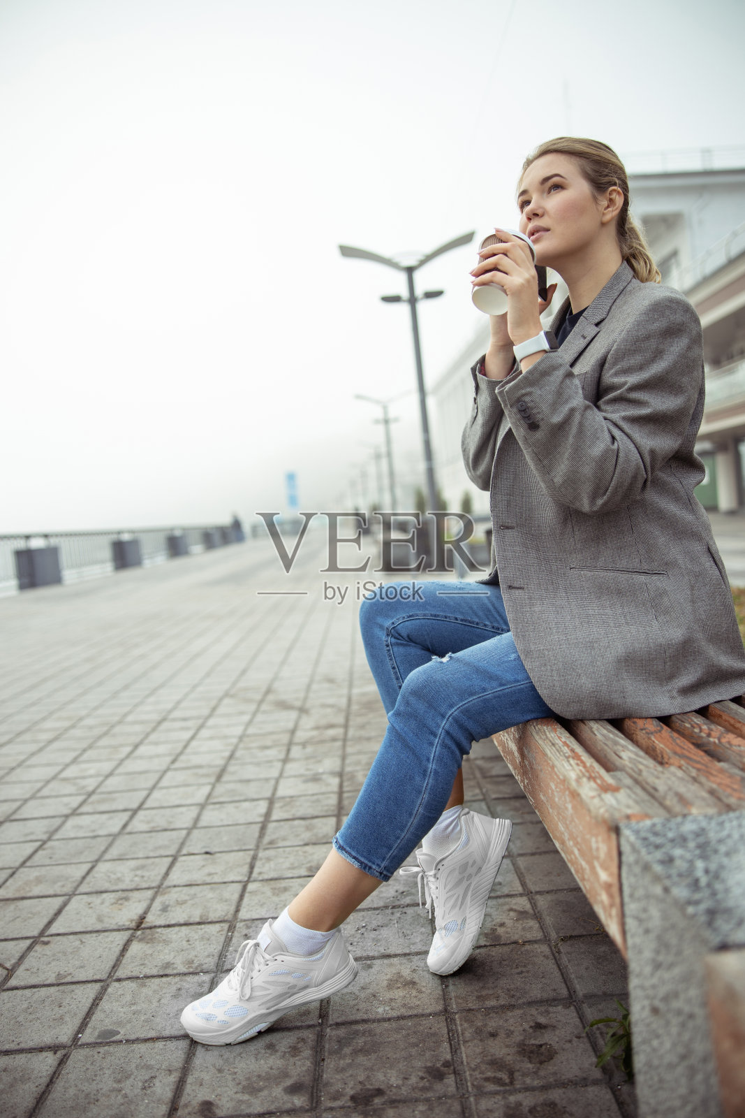 美丽女性喝咖啡打电话照片摄影图片