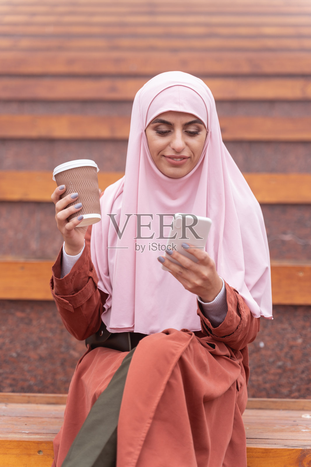 在线聊天喝咖啡图片照片摄影图片