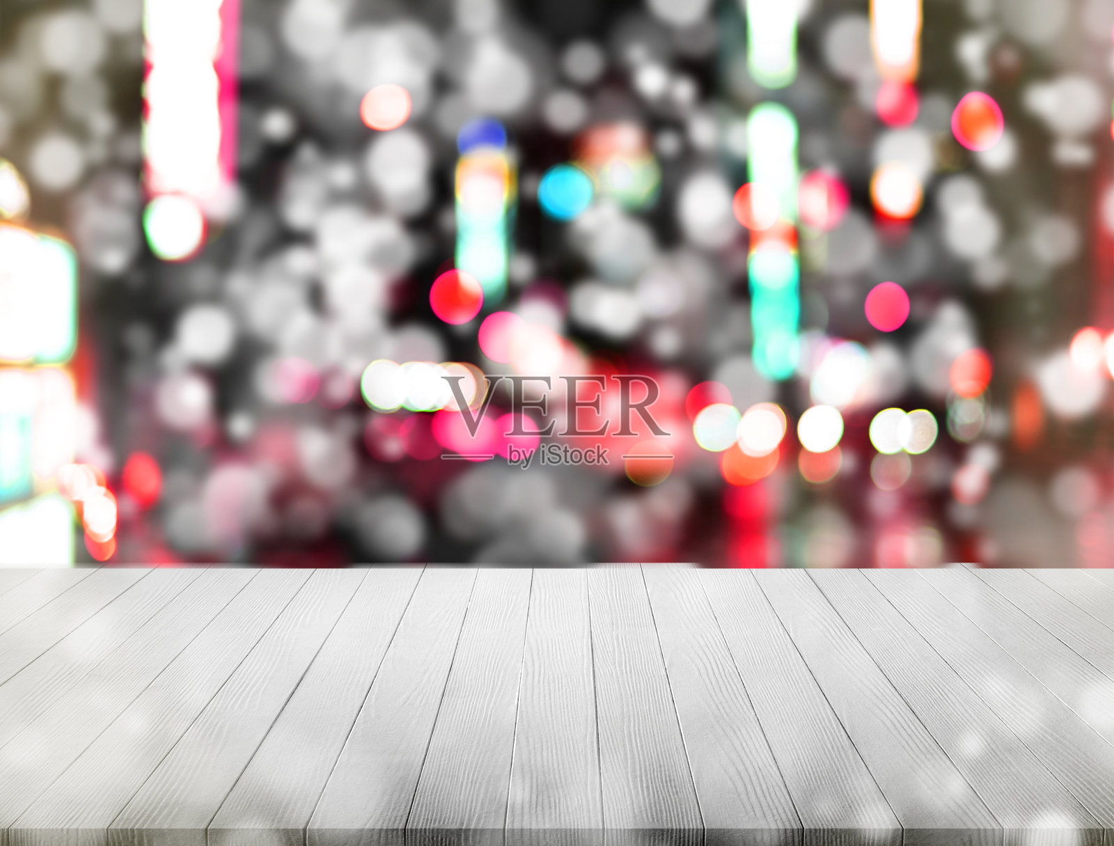 圣诞背景复古空老白色木质面板纹理透视模板上面的散景闪闪发光的灯光和雪花在街头夜晚多彩的生活方式为广告产品设计屏幕上照片摄影图片