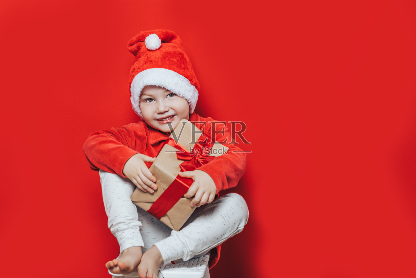 小男孩拿着圣诞礼物照片摄影图片