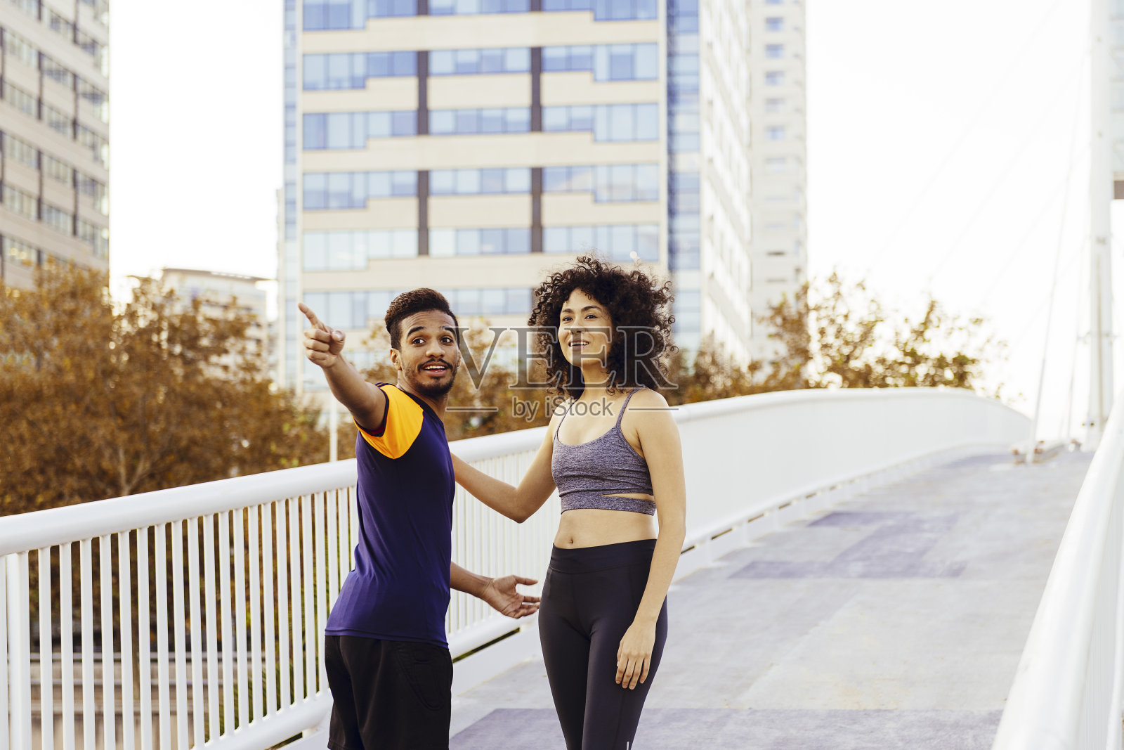 拉丁裔女人和黑人男人准备跑步照片摄影图片