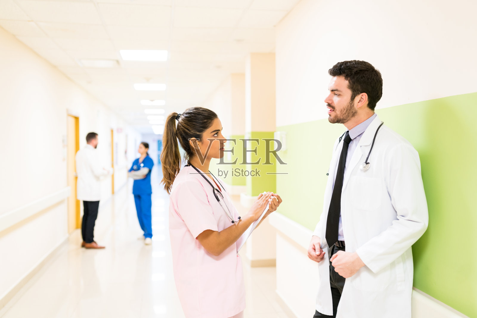 医生与同事站在一起讨论照片摄影图片