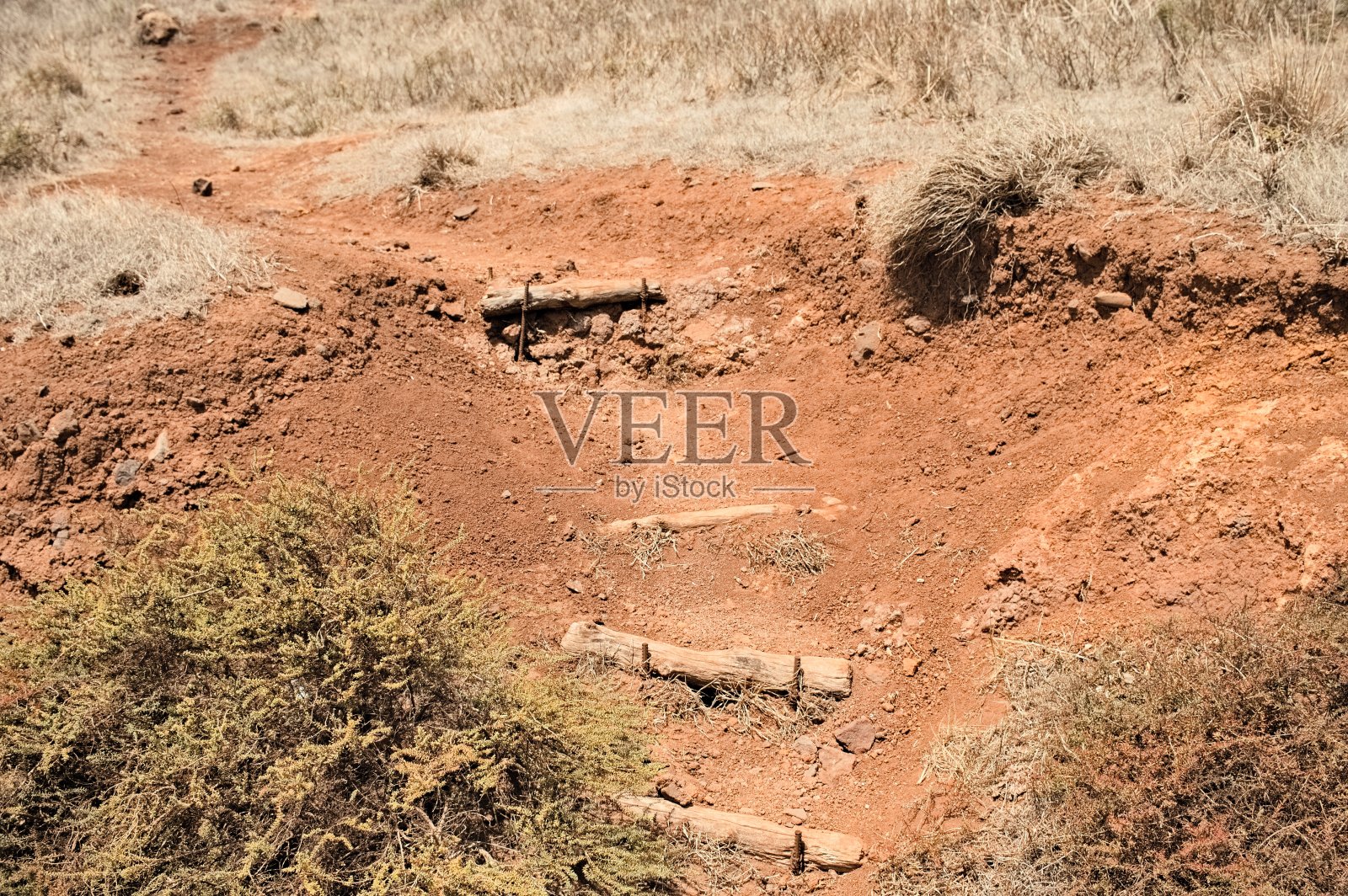 木制的台阶进入干旱和沙漠的路径与红粘土(马德拉，葡萄牙，欧洲)照片摄影图片