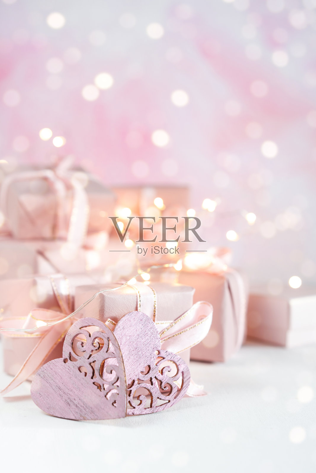 情人节。礼盒设置在粉红色的单色背景，假日概念，婚礼邀请，生日卡和母亲节照片摄影图片