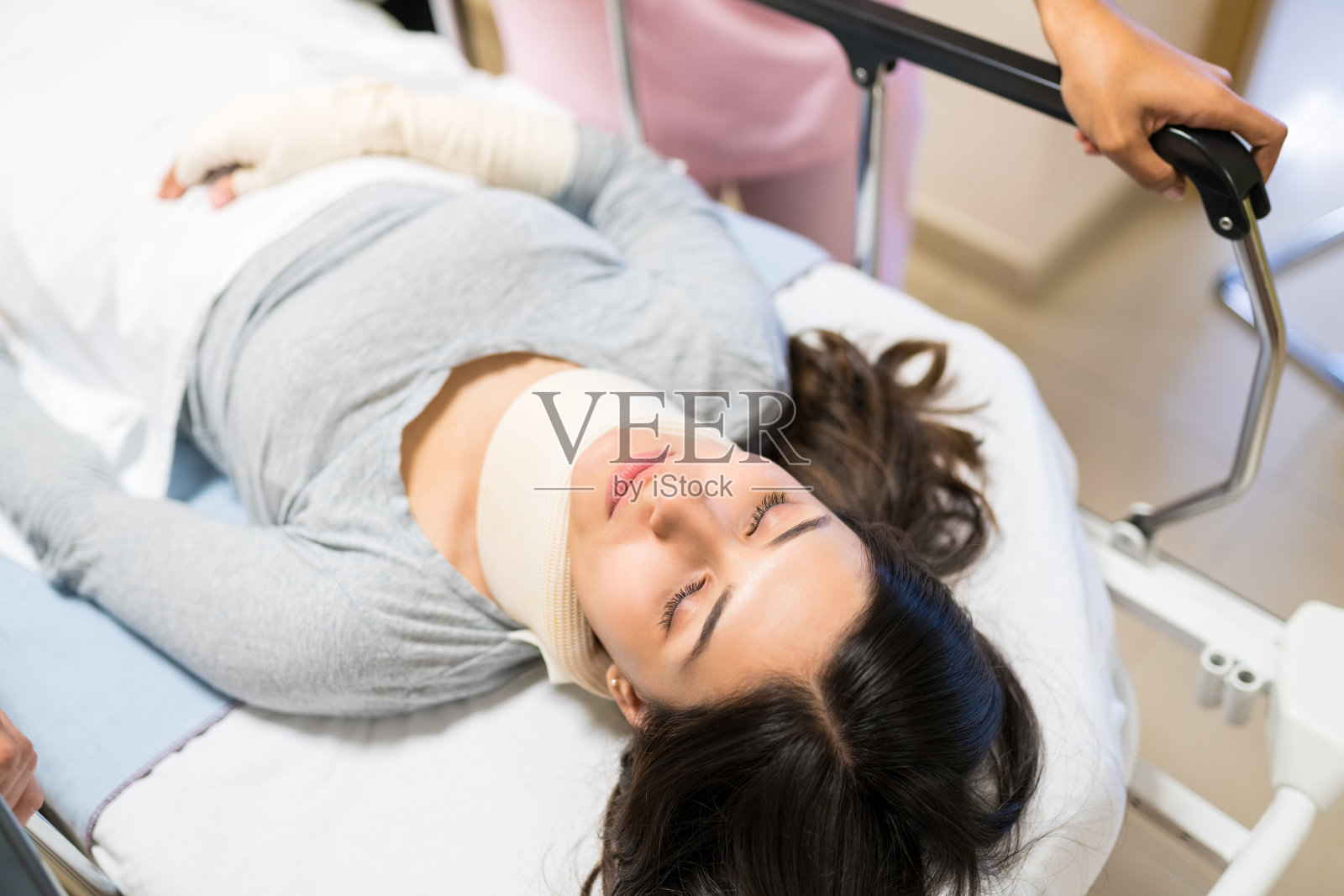 医护人员与受伤病人在医院匆忙照片摄影图片