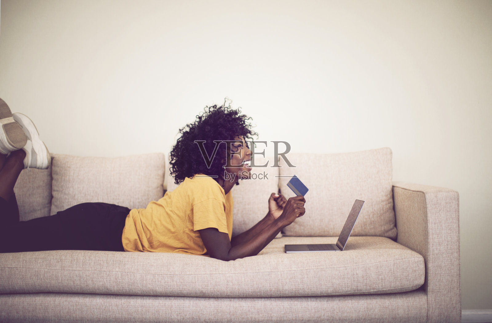 快乐的成年妇女在网上购物与电脑在家里照片摄影图片