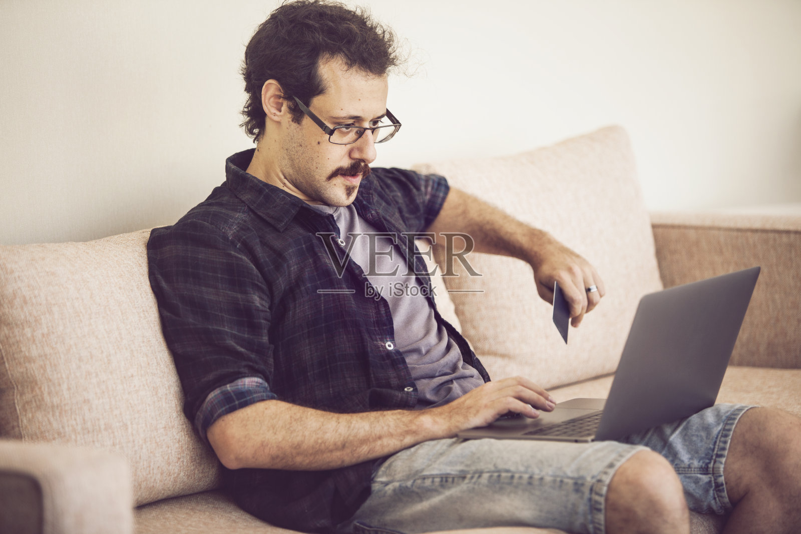 一个成年人在家用电脑在网上购物照片摄影图片