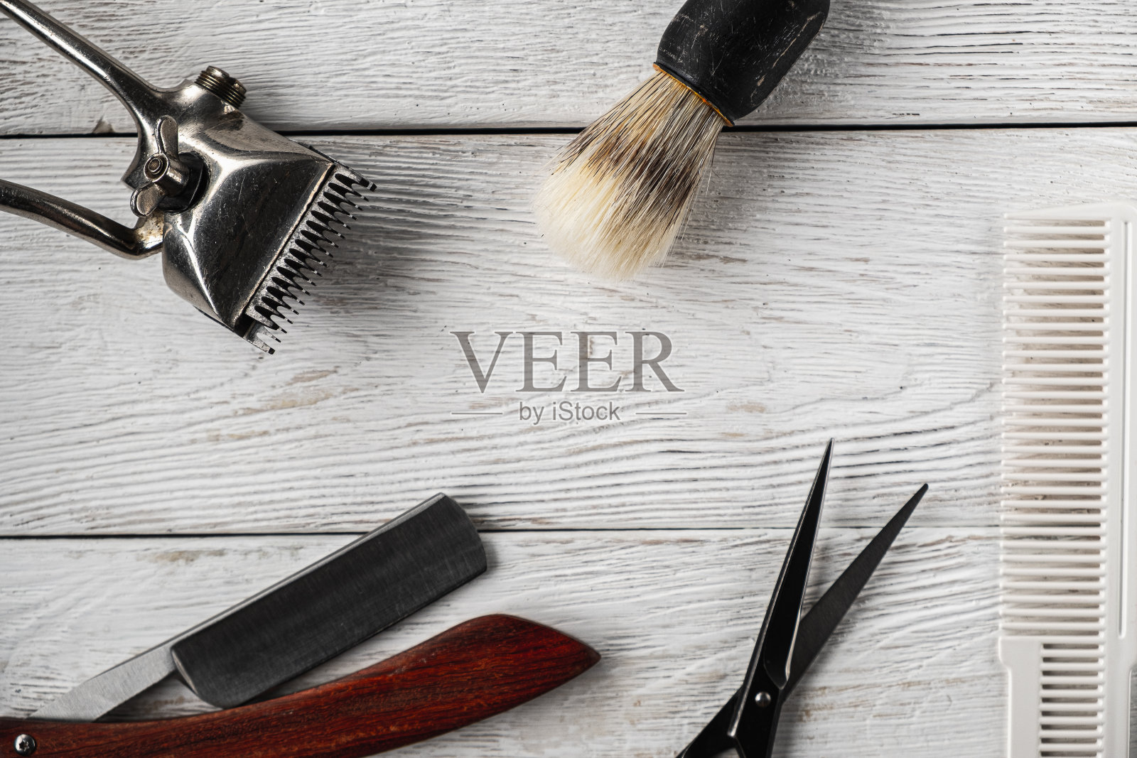 老式的理发工具，危险的剃须刀，理发剪刀，老式的手动剪，梳子，剃须刷。照片摄影图片