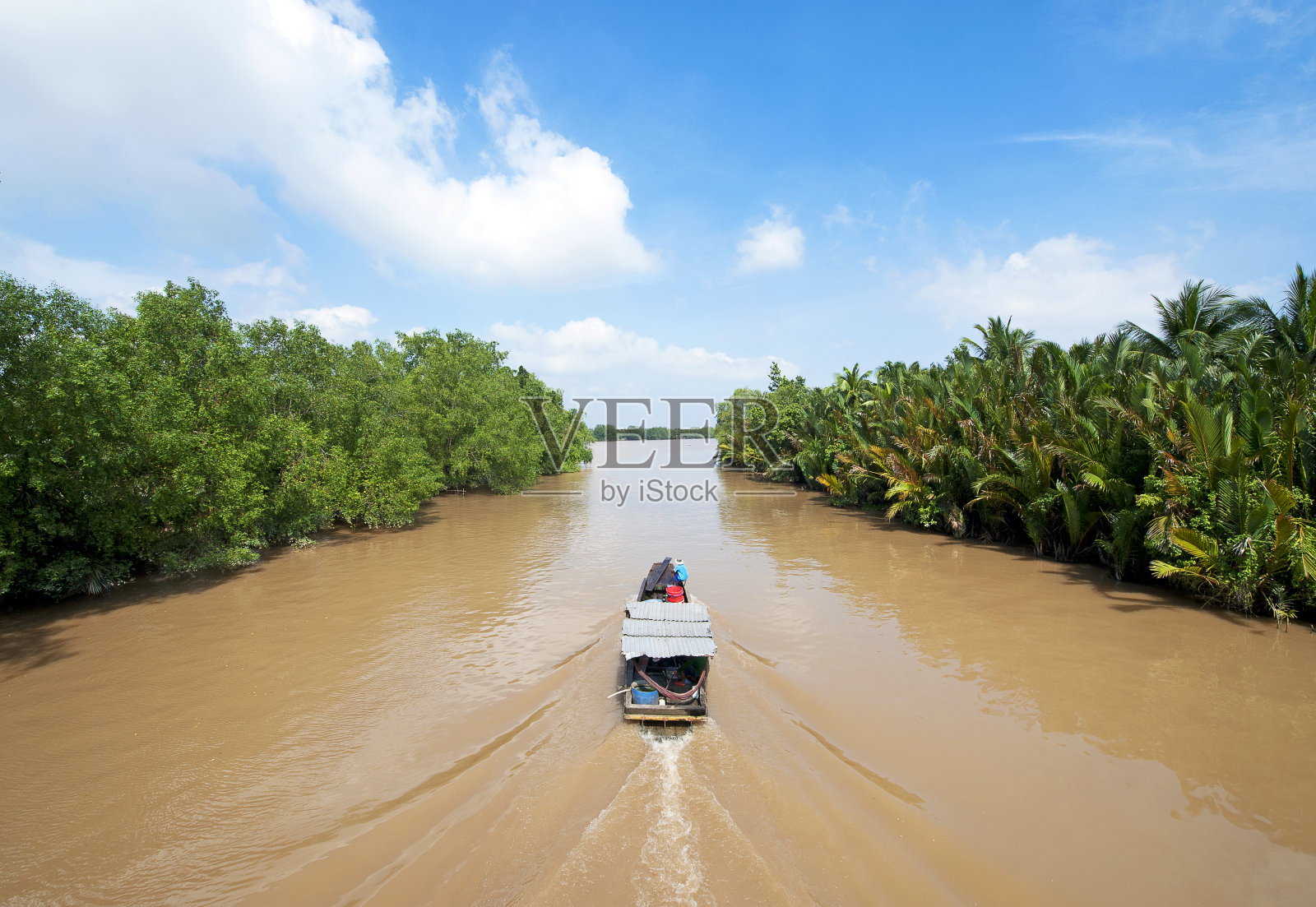 分割湄公河的水域，流入越南南部的湄公河三角洲照片摄影图片