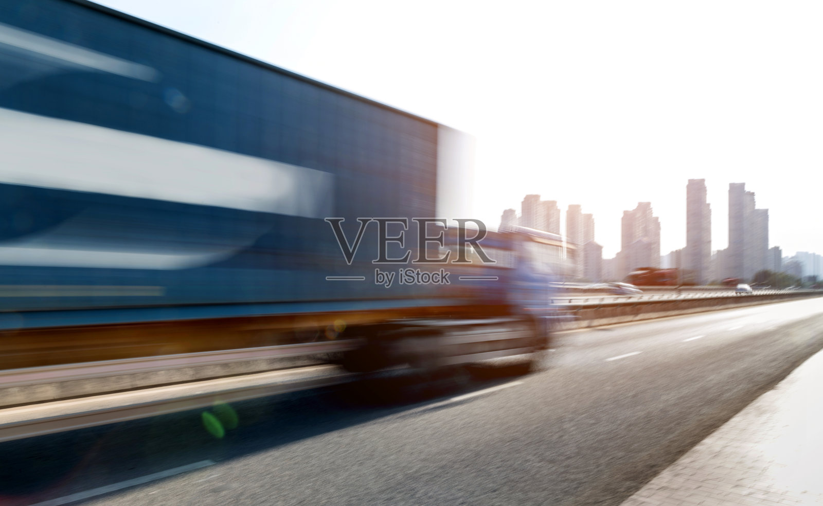 卡车在城市高架桥上超速行驶照片摄影图片