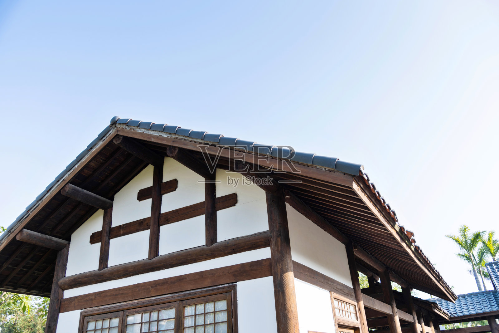 蓝天下的中式房子照片摄影图片