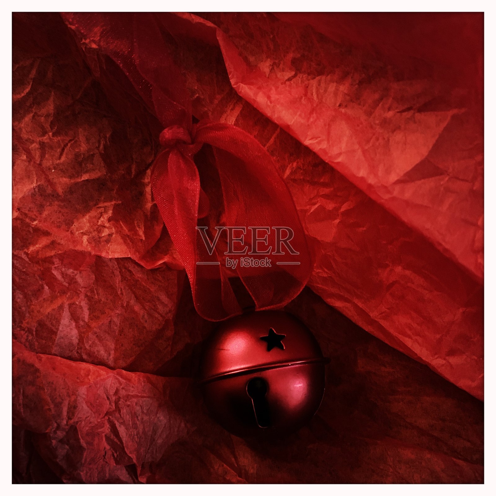 纸巾上的红色铃铛照片摄影图片