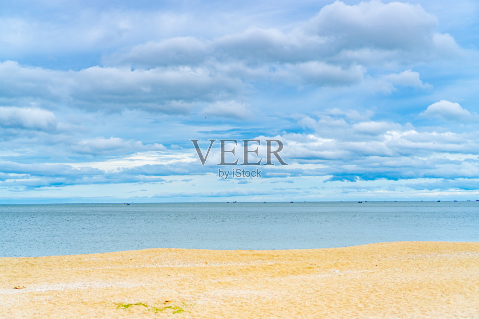 多云的蓝天和金色沙滩的大海。海的背景照片摄影图片