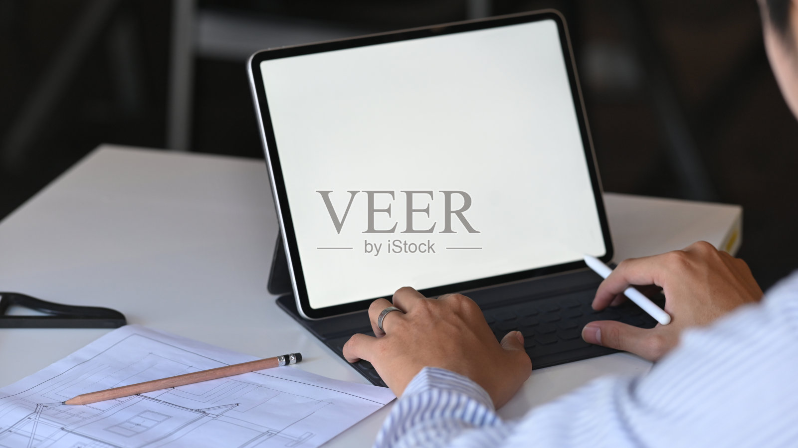 裁剪镜头的建筑工作与数字平板电脑在工作空间。照片摄影图片