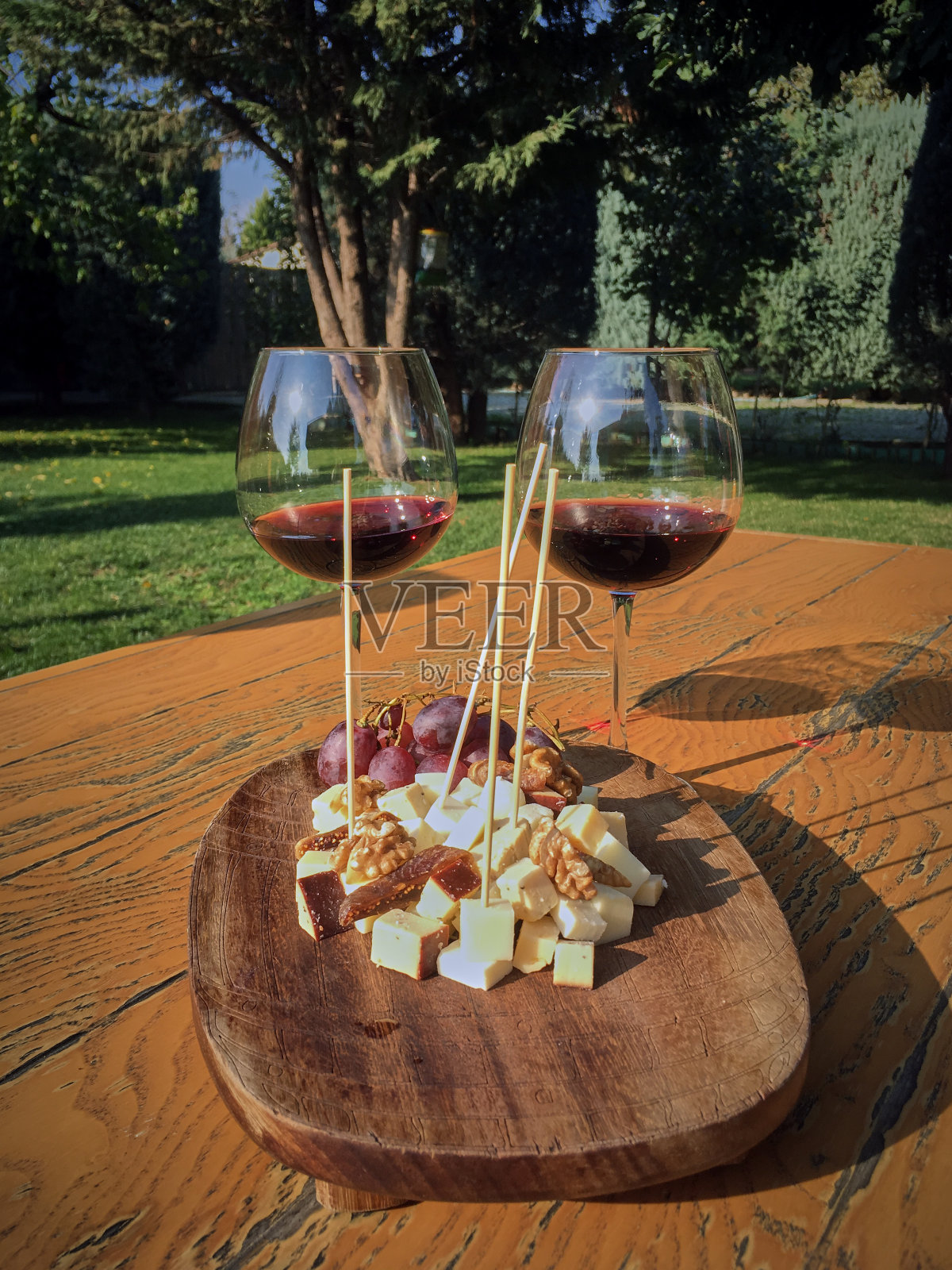 红酒配葡萄和奶酪照片摄影图片