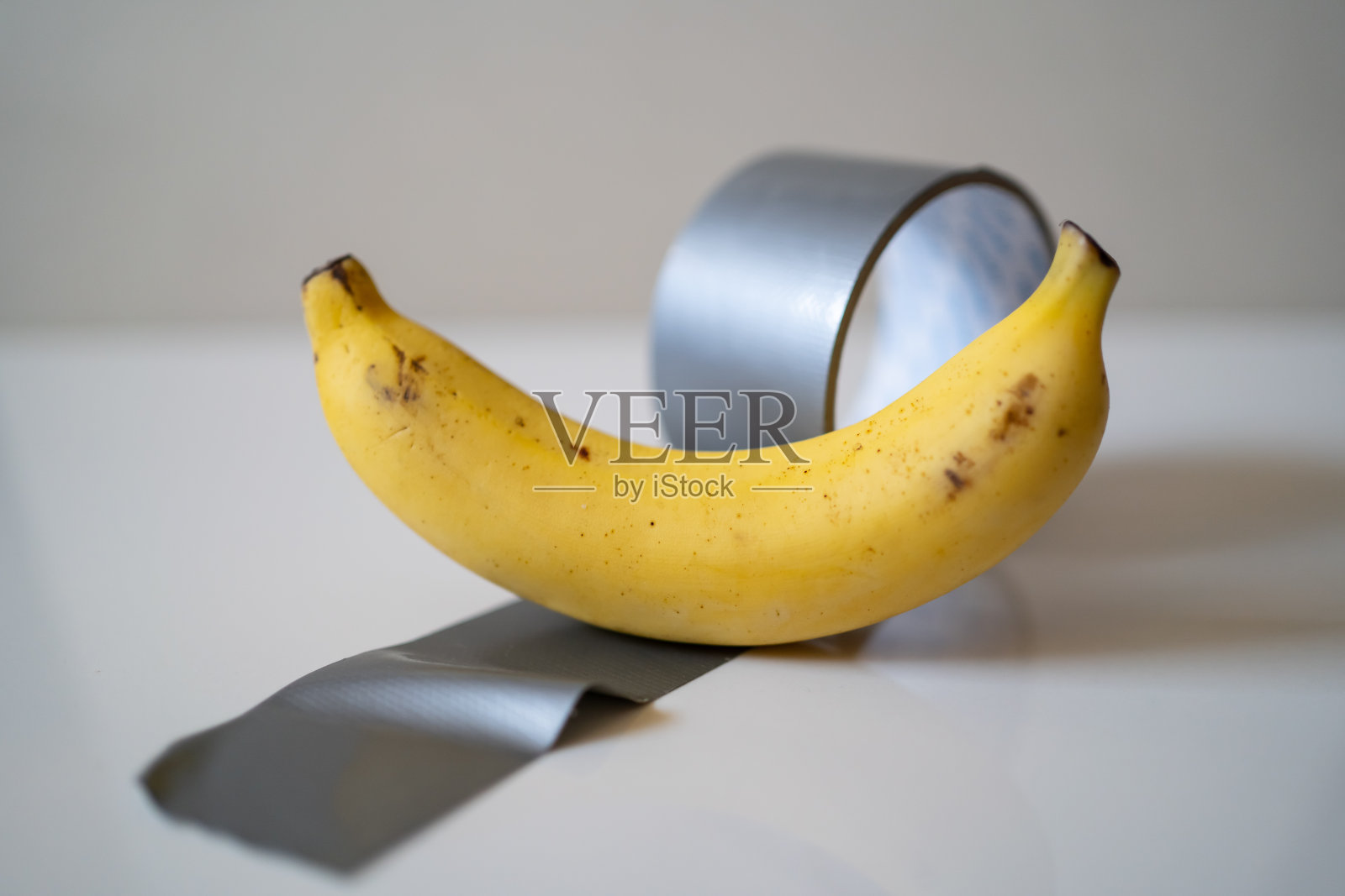 白色背景上的香蕉和胶带照片摄影图片