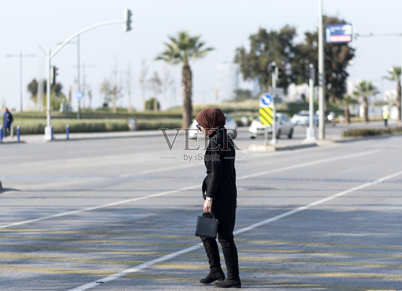 在城市中行走的现代穆斯林年轻女性照片摄影图片
