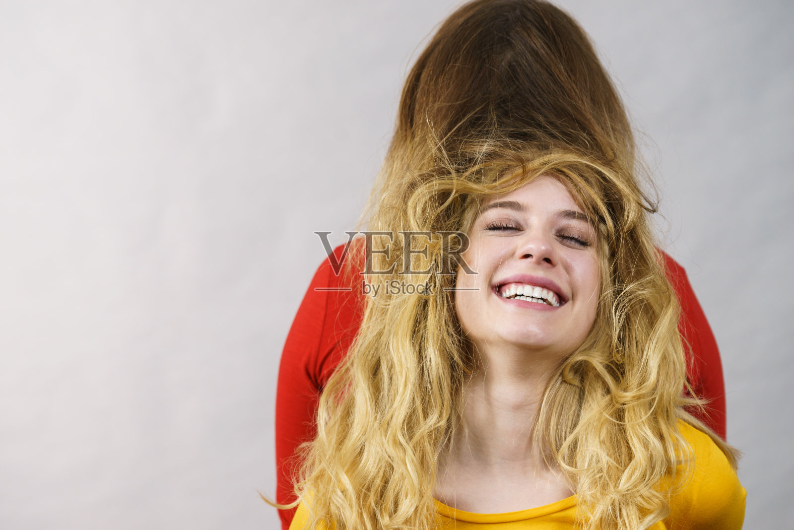 两个女孩在做发型。头发颜色深浅渐进的颜色照片摄影图片