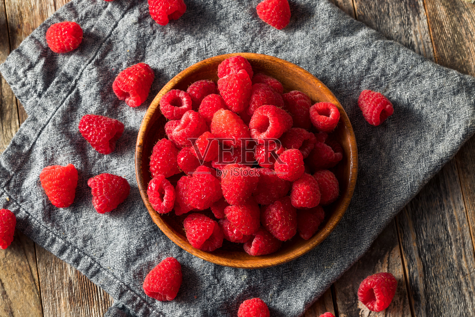 生的红色有机覆盆子照片摄影图片