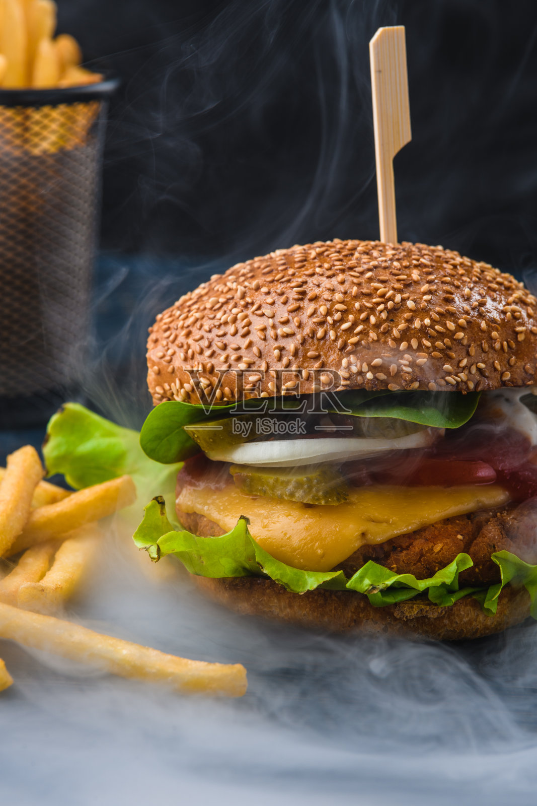 素食汉堡配炸薯条照片摄影图片