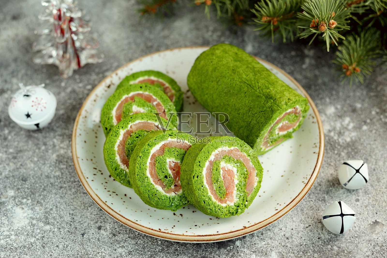 自制菠菜卷配烟熏鲑鱼和奶油芝士。健康食品。照片摄影图片