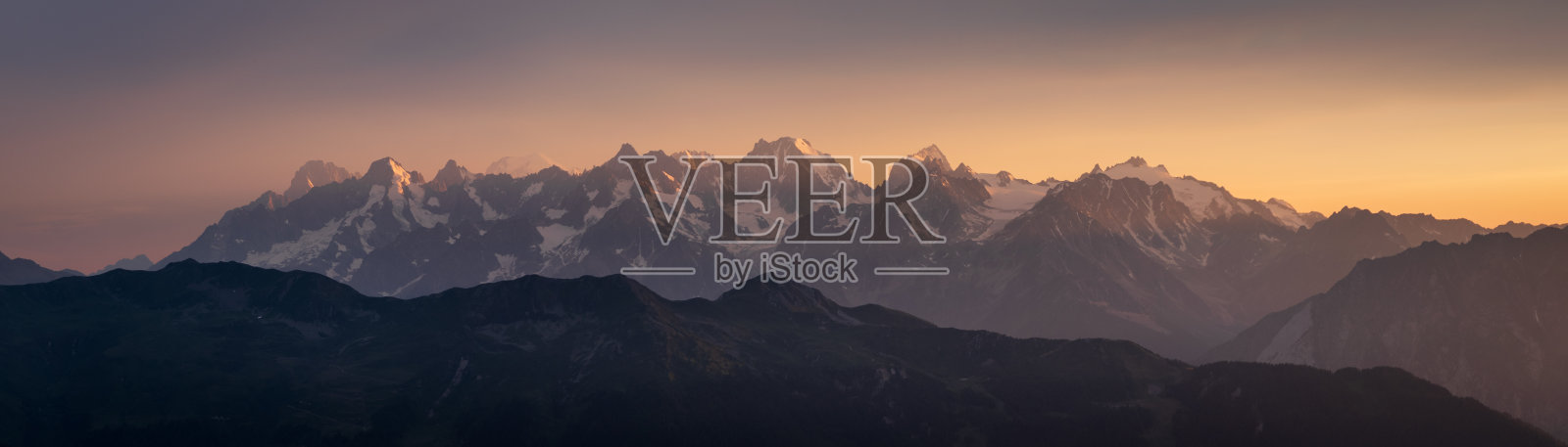 勃朗峰的全景，看到日落从卡巴内蒙特堡在瑞士阿尔卑斯山。照片摄影图片