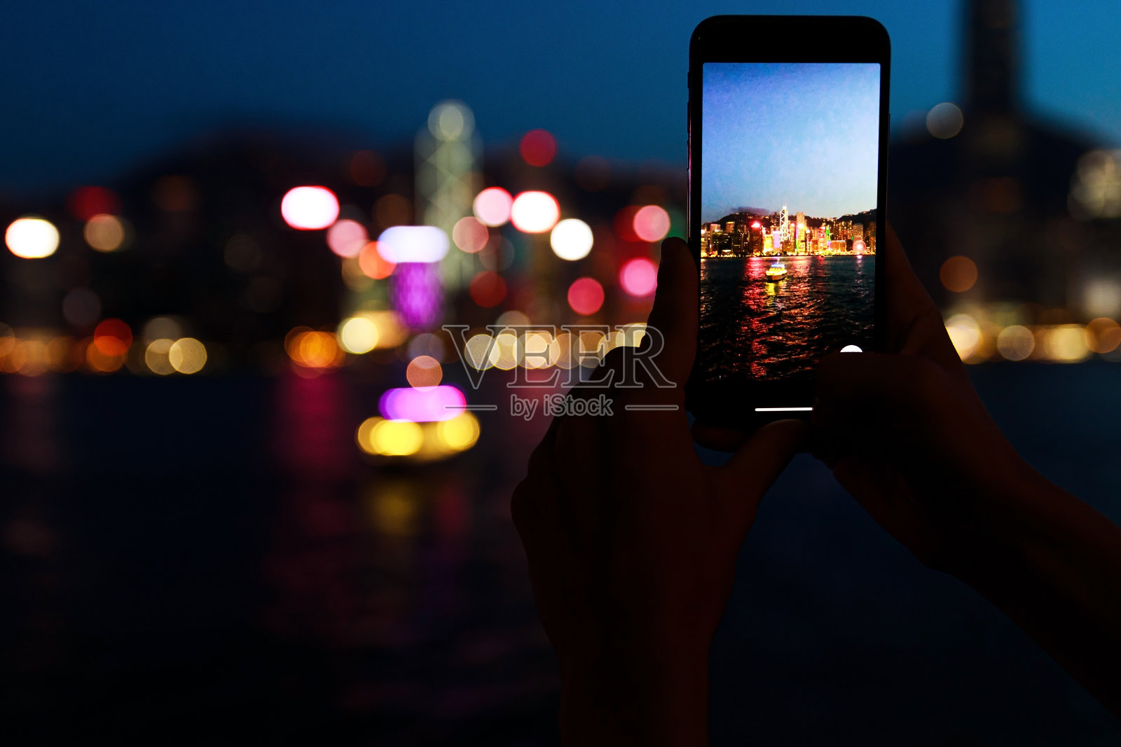 拍摄香港的夜景。照片摄影图片