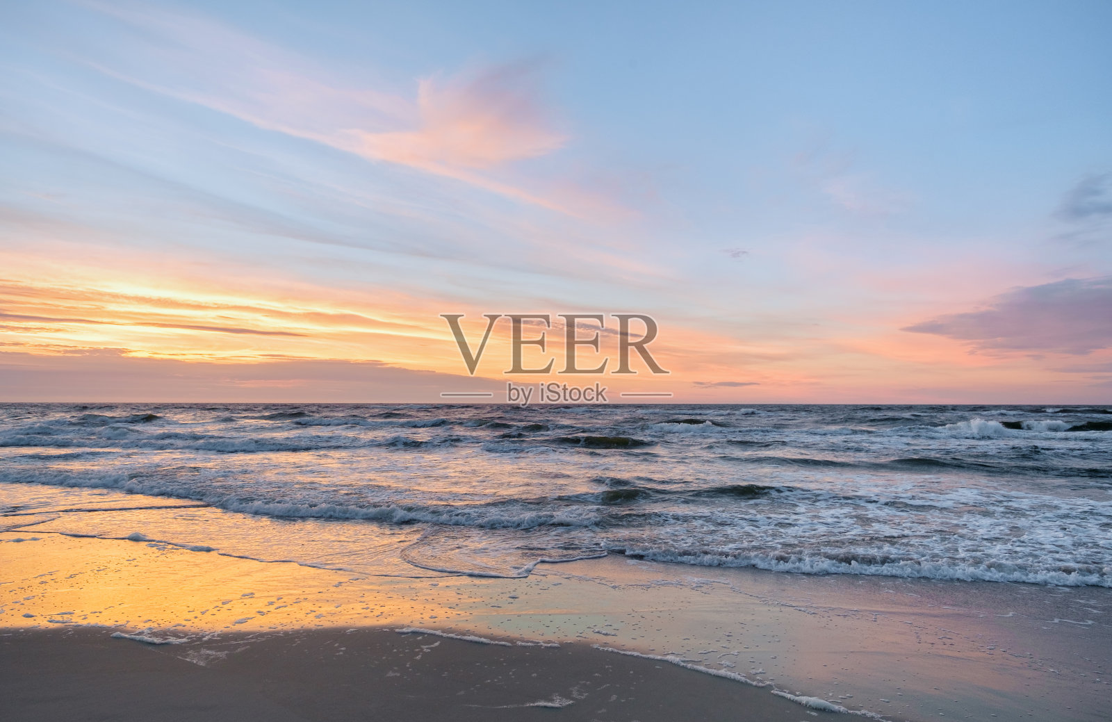 波罗的海美丽的夏日日落。照片摄影图片