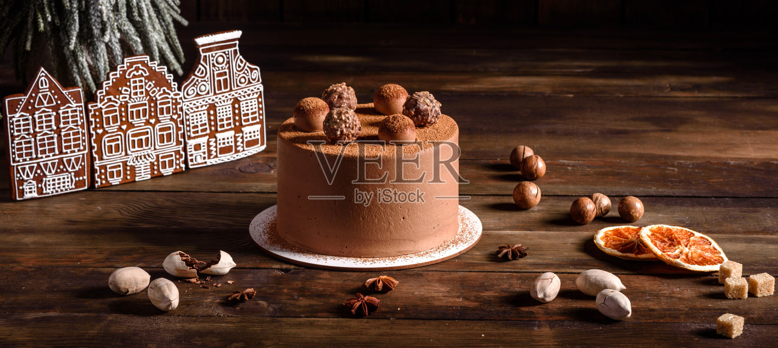 圣诞餐桌上有美味的松露蛋糕和漂亮的姜饼照片摄影图片